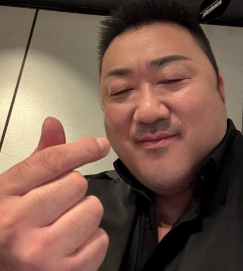 自嘲“老咔咔”？马东锡晒手指爱心玩网梗，反差萌逗笑网友