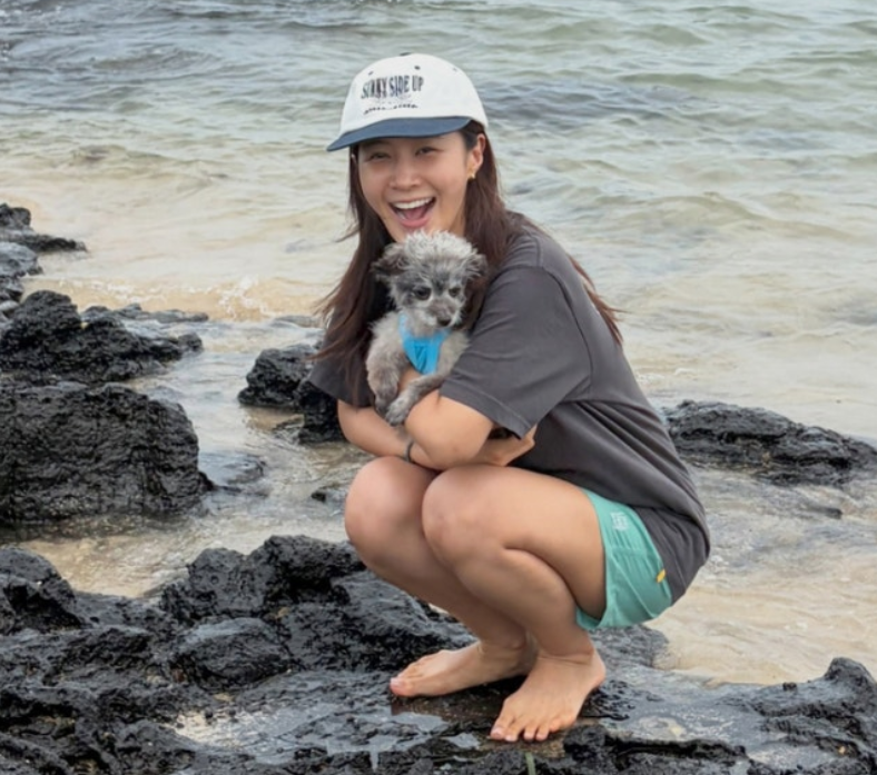 抱爱犬海边伸懒腰！少女时代侑莉晒济州岛日常，“自给自足”生活吸睛