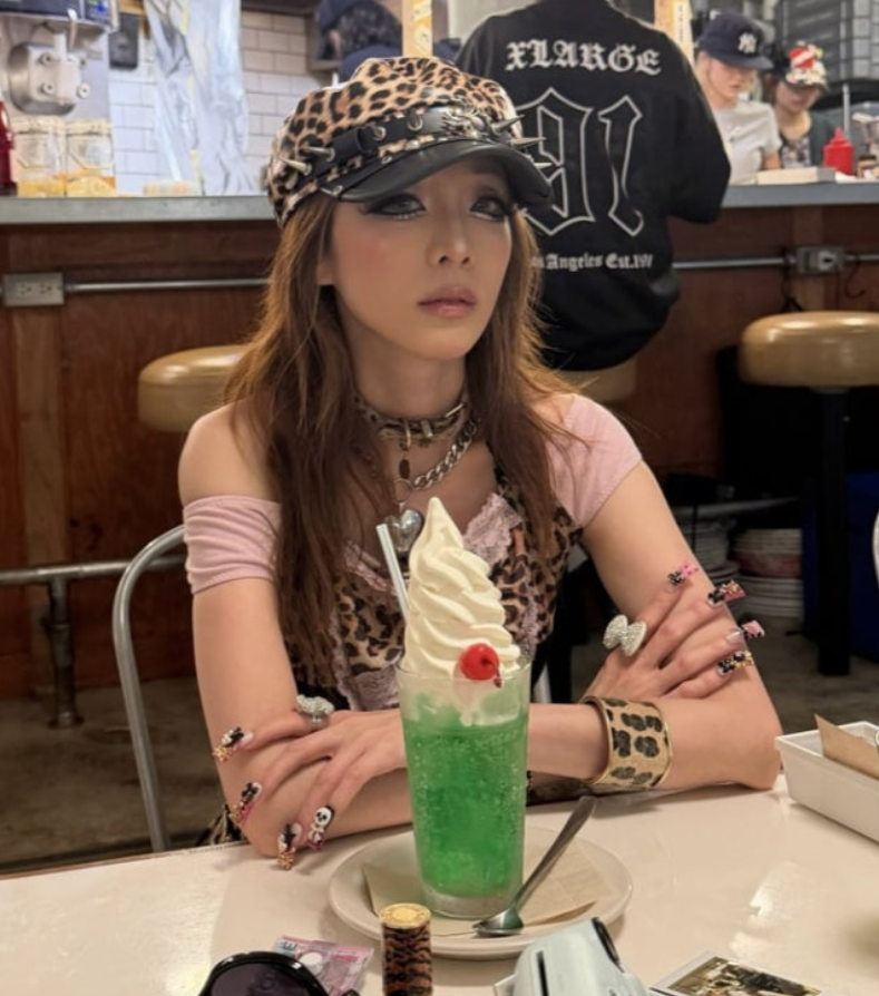 2NE1成员山多拉朴挑战日系辣妹风，颠覆造型惊艳粉丝