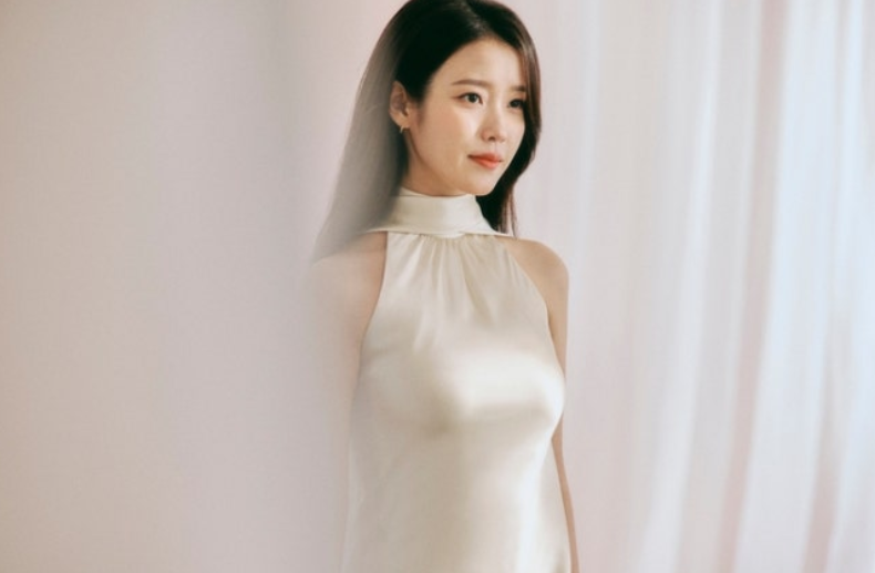 IU带病拍摄幕后照公开，美貌依旧优雅不减！