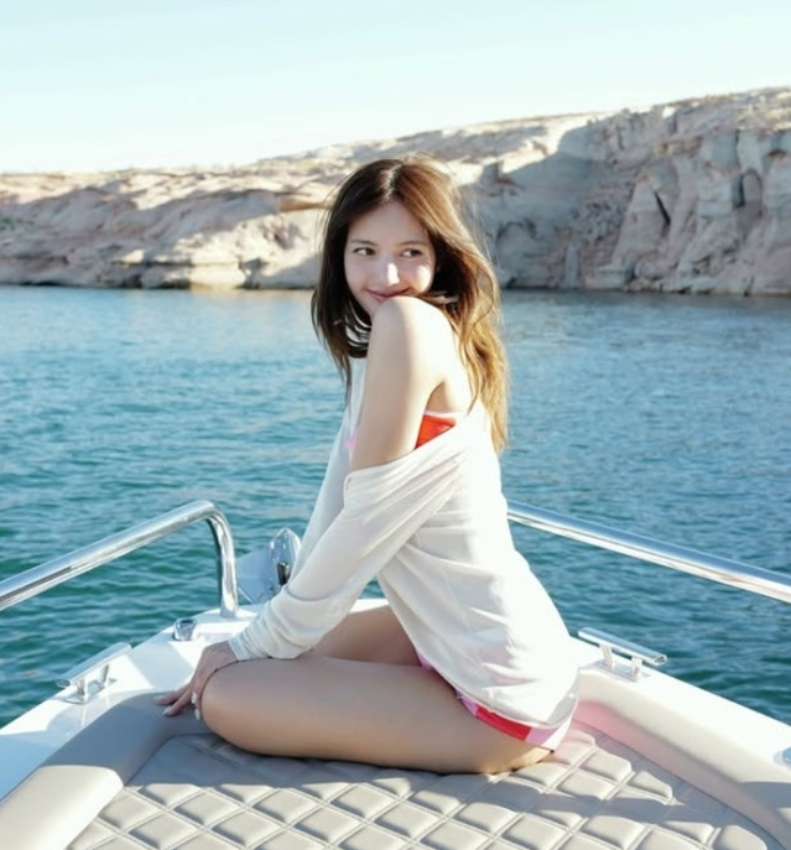 BLACKPINK成员Lisa晒游艇泳装与峡谷美照，绝美身材与素颜的完美碰撞！