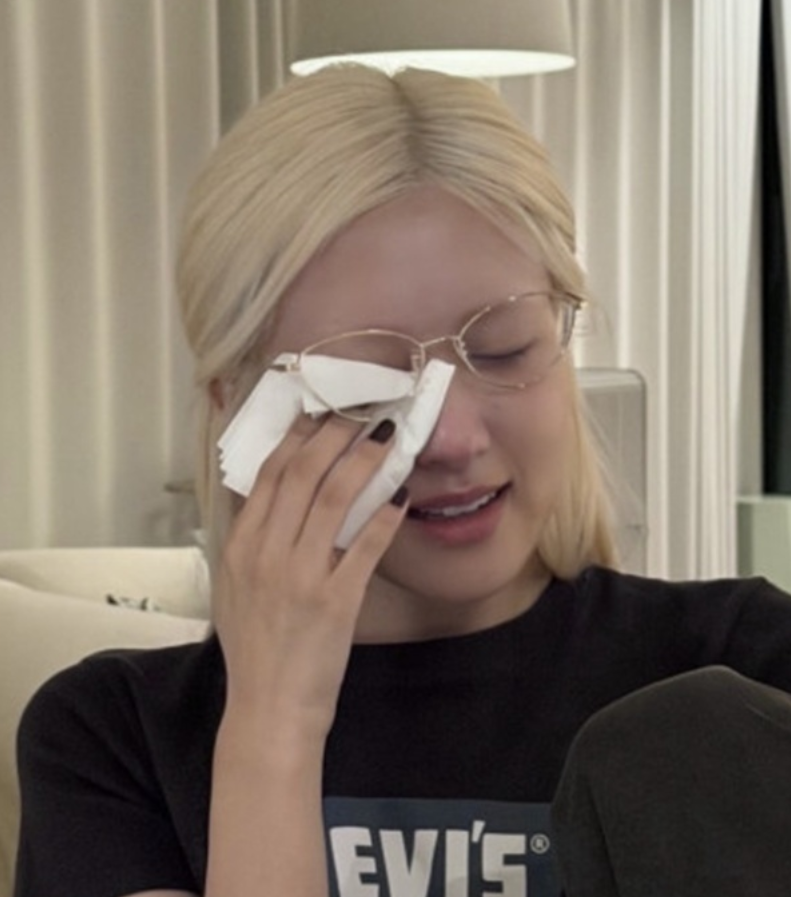 BLACKPINK十周年风波不断，ROSÉ泪洒照片首吐心声：心里很沉重