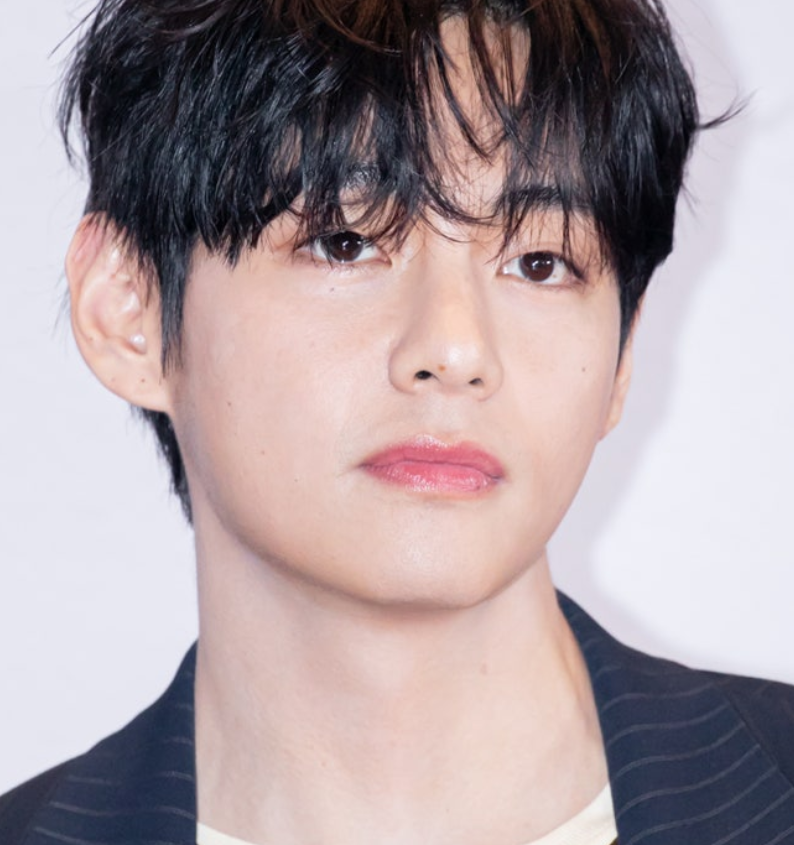 BTS V自曝右耳听力仅剩三成，服役期间症状加重却曾被误作“精神问题”