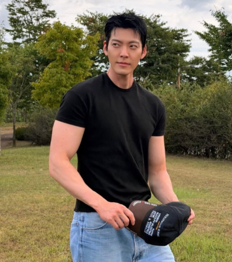 金宇彬近照公开：紧身T恤难掩太平洋宽肩，婚后首部新剧下半年来袭