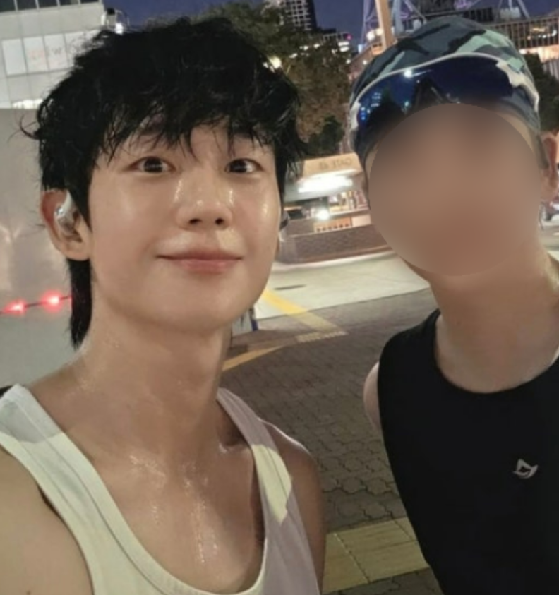 丁海寅亲弟当经纪人，“撑伞照”反转成“合法劳动”笑翻网友