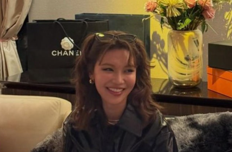 少女时代秀英银幕恶女蜕变，皮靴烟熏妆“黑化”气场全开