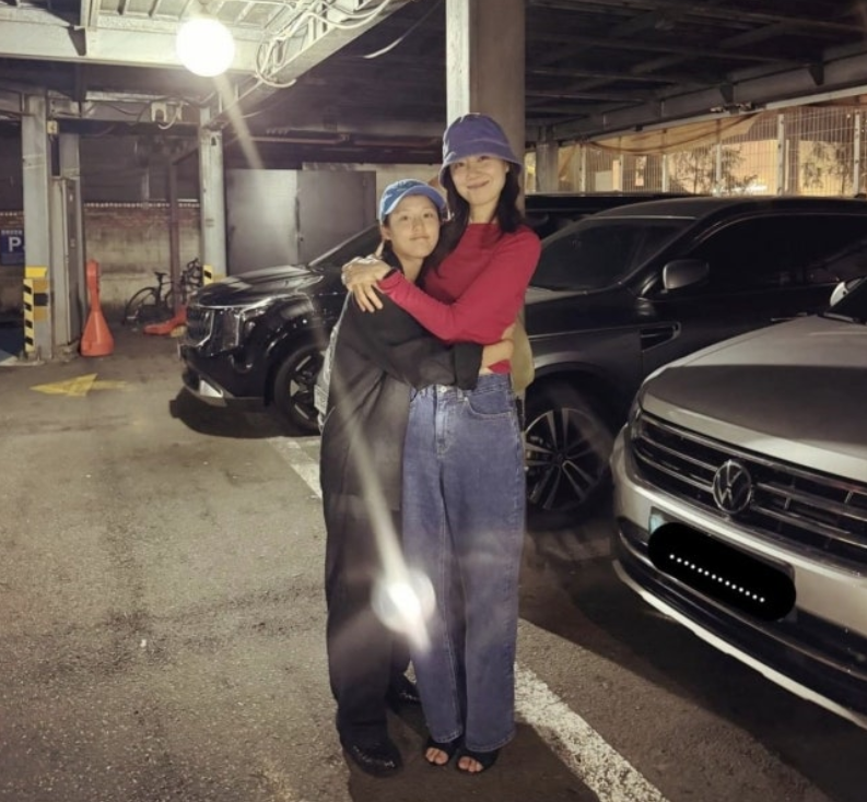姊妹花剧外合体！孔孝真与李妍亲密约会，戏里戏外暖意满满