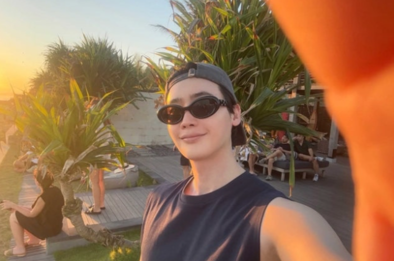 结束与IU公开恋情一个月后，李钟硕晒度假近照平复心情！