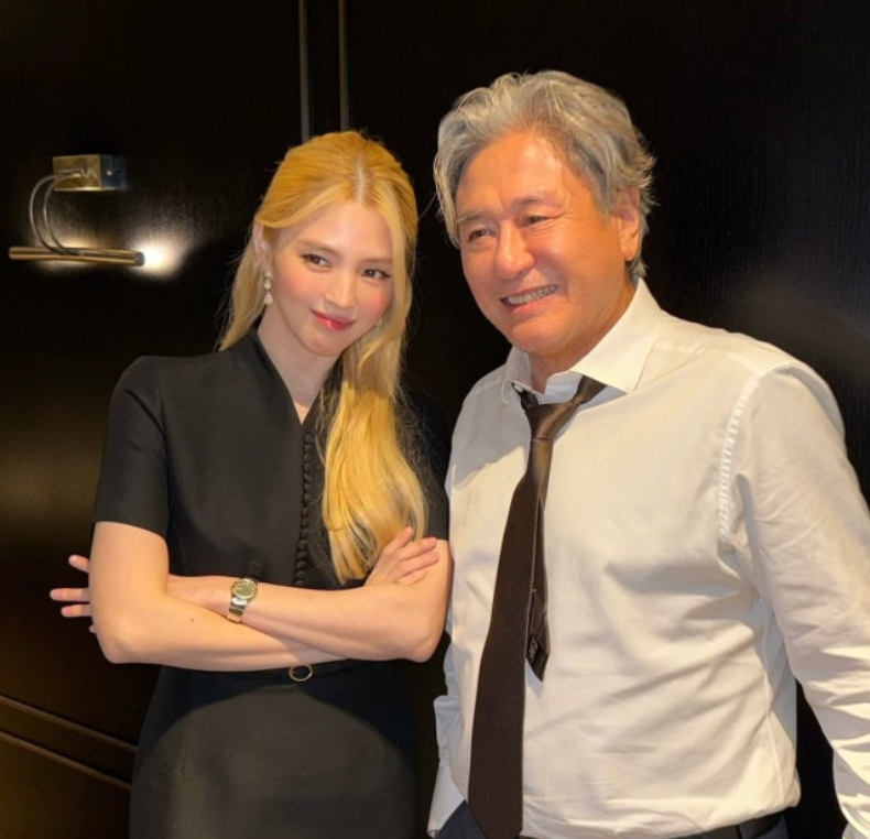 抓包！韩韶禧金发同框影帝崔岷植，戏外挽手卖萌太吸睛