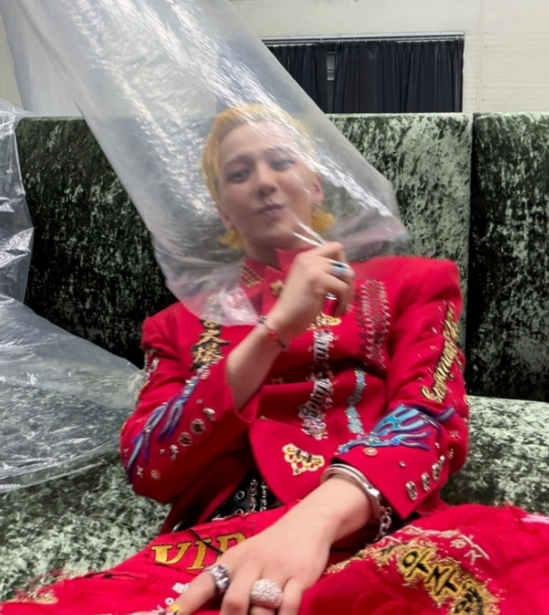 挡不住帅气！权志龙舞台服饰帅翻全场，头套塑料袋冰镇搞怪