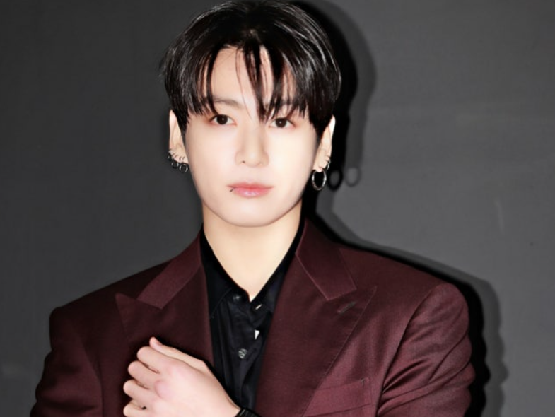 BTS柾国洛杉矶演唱会爆暖心细节，走下舞台将皇冠戴在轮椅粉丝头上