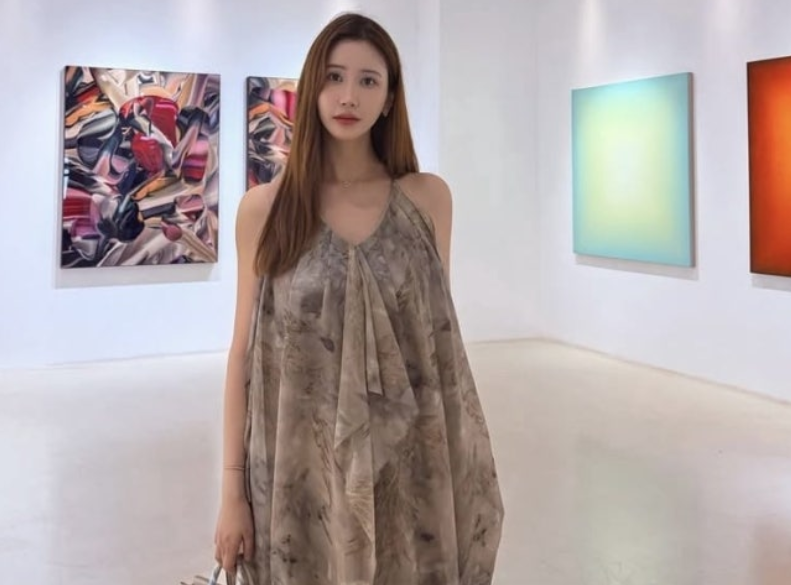 李多海穿弹力袜挺孕肚炸街！挂脖长裙踩街超悠闲，结婚3年孕期状态绝了