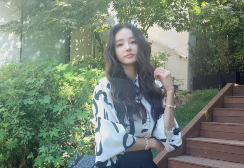 逆龄女神韩彩英近照曝光！黑白印花衬衫配迷你裙，45岁状态惊艳全网