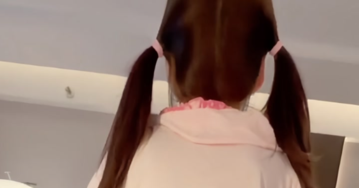 小远vlog原视频第四期吃瓜，小远第一视角插入vlog视频粉色双马尾出镜