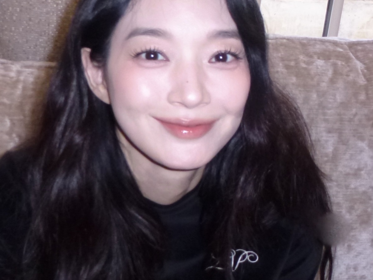 42岁申敏儿巴黎超近距自拍曝光！零浓妆童颜美肌+可爱酒窝太绝了