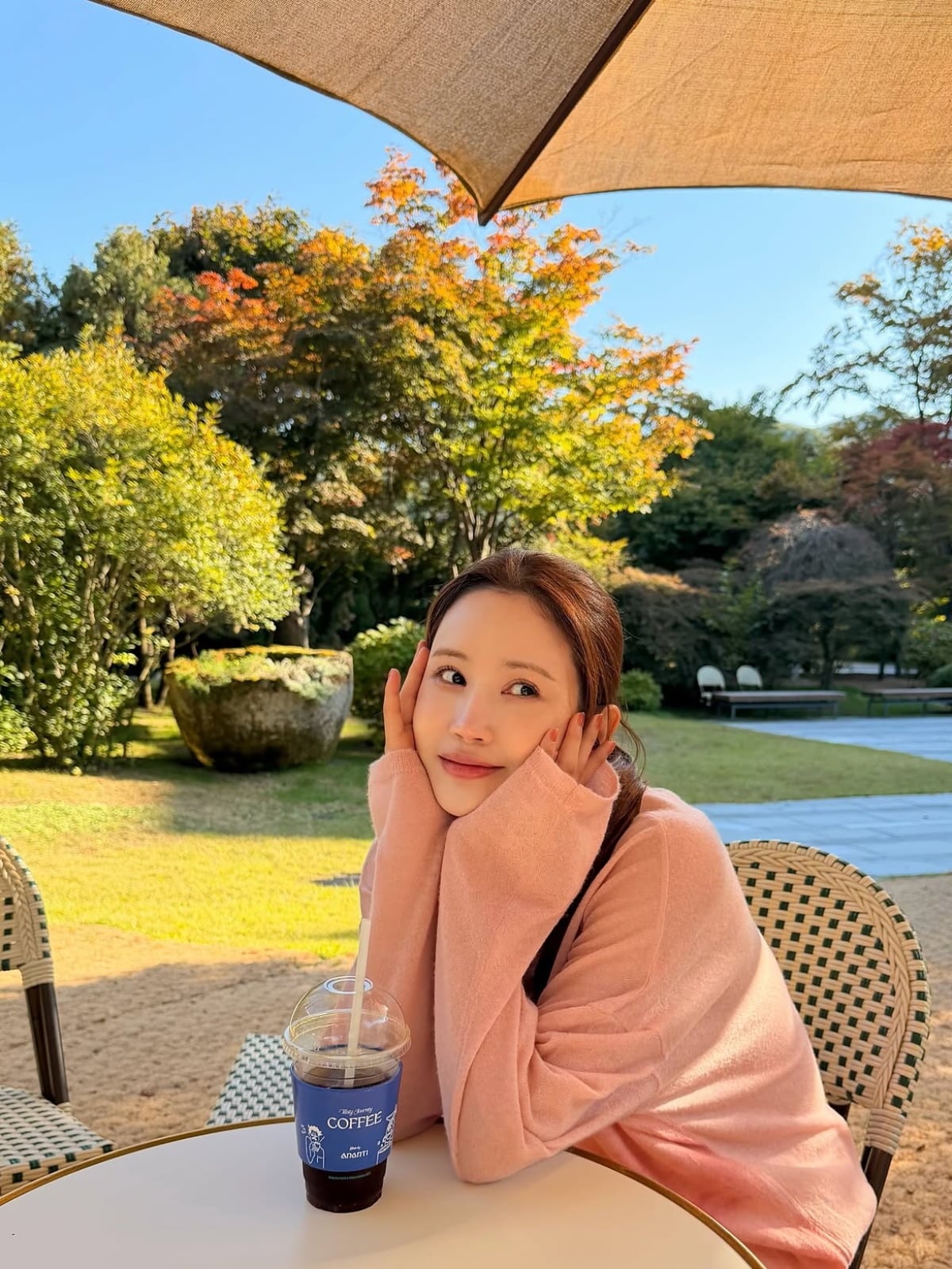 李多海临产前秋日美照公开，粉色针织温柔遮孕肚状态太绝了