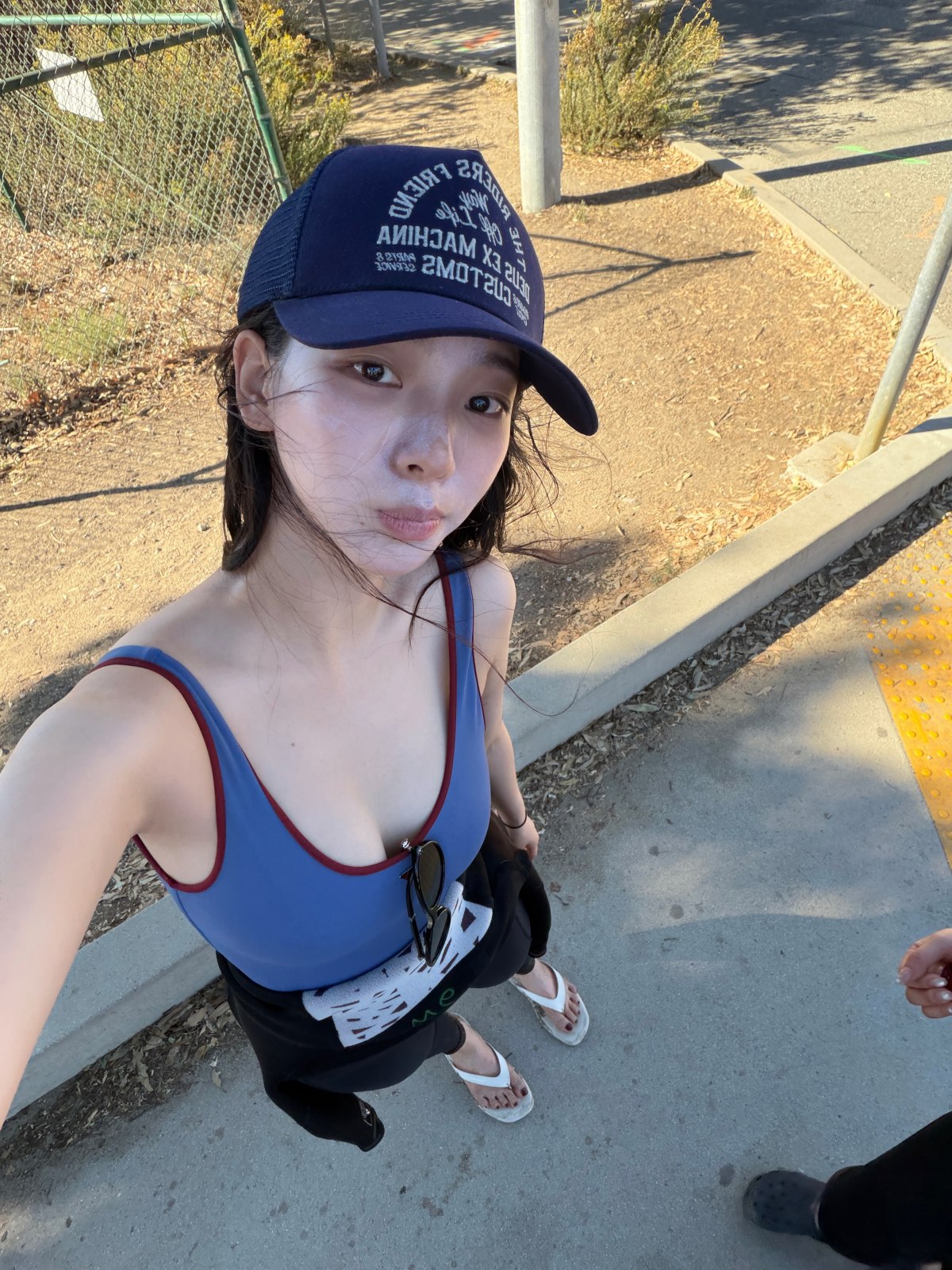 Karina马里布冲浪素颜照大公开，全黑冲浪服也遮不住的“蚂蚁腰”引热议