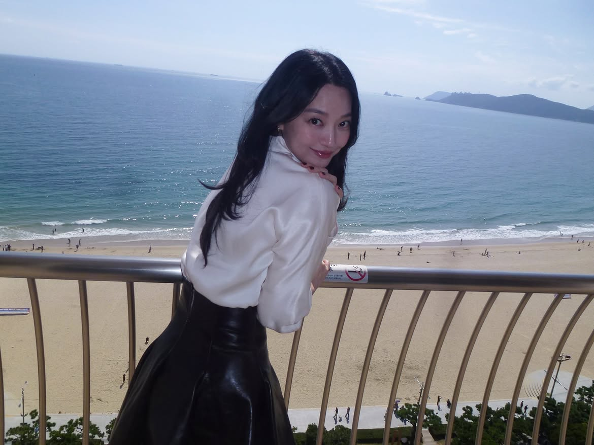 申敏儿釜山电影节美照曝光！白衬衫黑裙优雅亮相，新剧《再婚皇后》未播先火