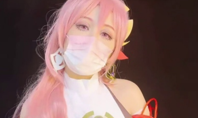 桥本香菜在《原神》cosplay中的造型，桥本香菜cos八重神子神还原