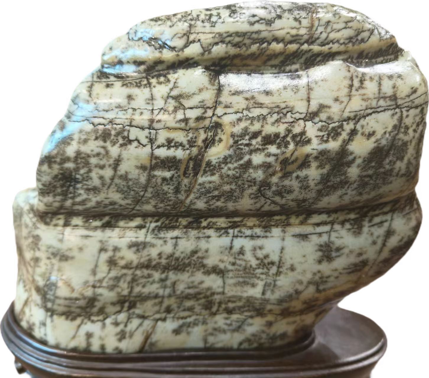 它由于河池的产在,学名岩滩彩玉石,产于广西大化县岩滩的红水河段