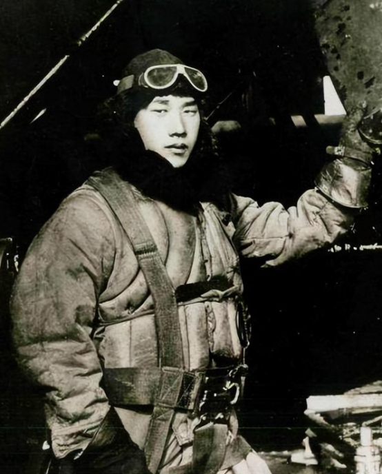 抗战时,四个坠机的日本飞行员在坟地休息后,继续沿山坡往南走