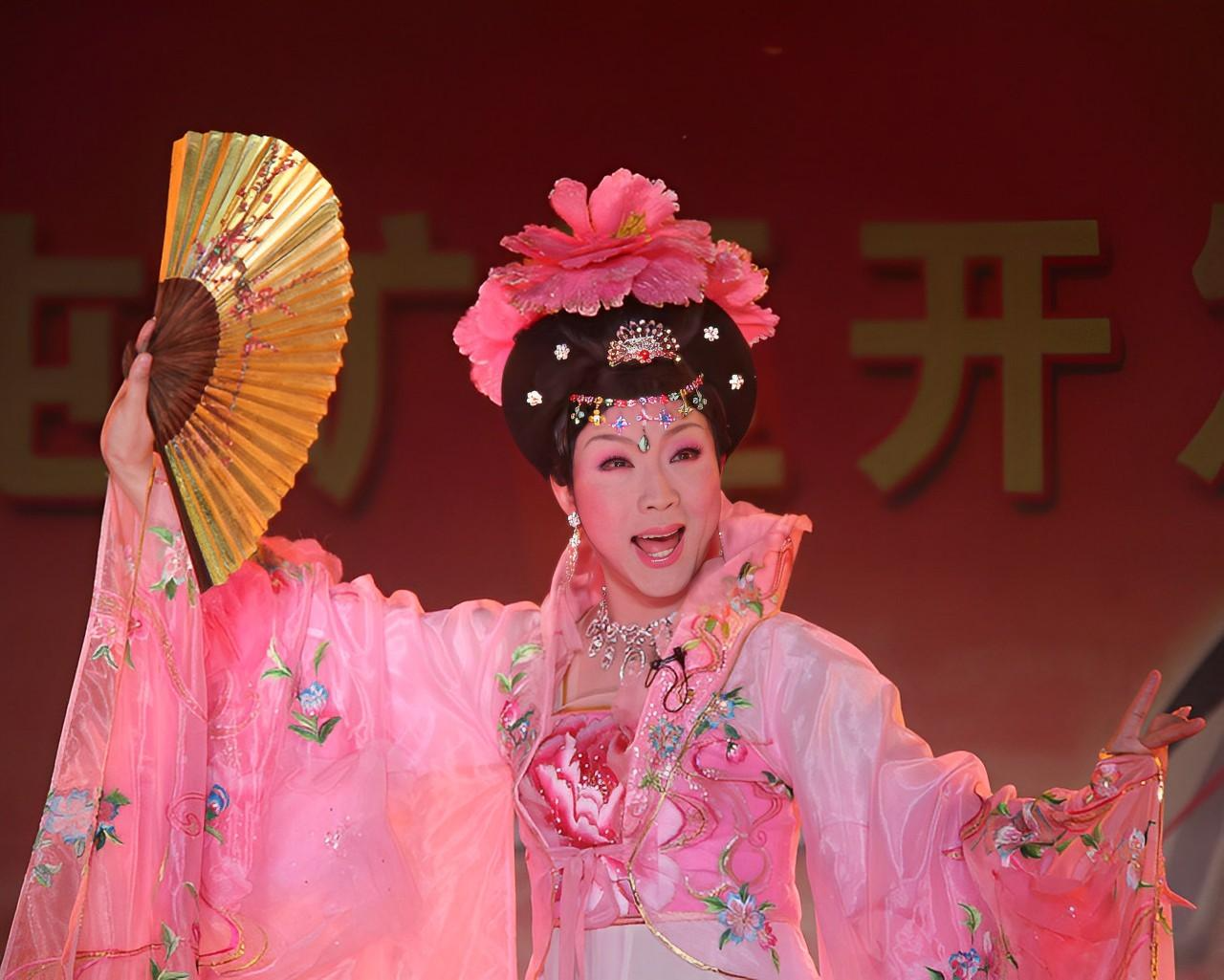 反串第一人李玉刚,少时企图"自杀"?现在不婚不恋,靠轮椅行走