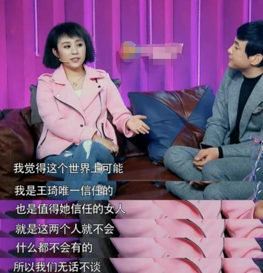 沈腾王琦带娃度假偶遇,夫妻俩笑容灿烂,网友评论区笑麻了