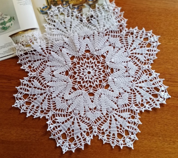 钩针编织精美蕾丝桌垫图解