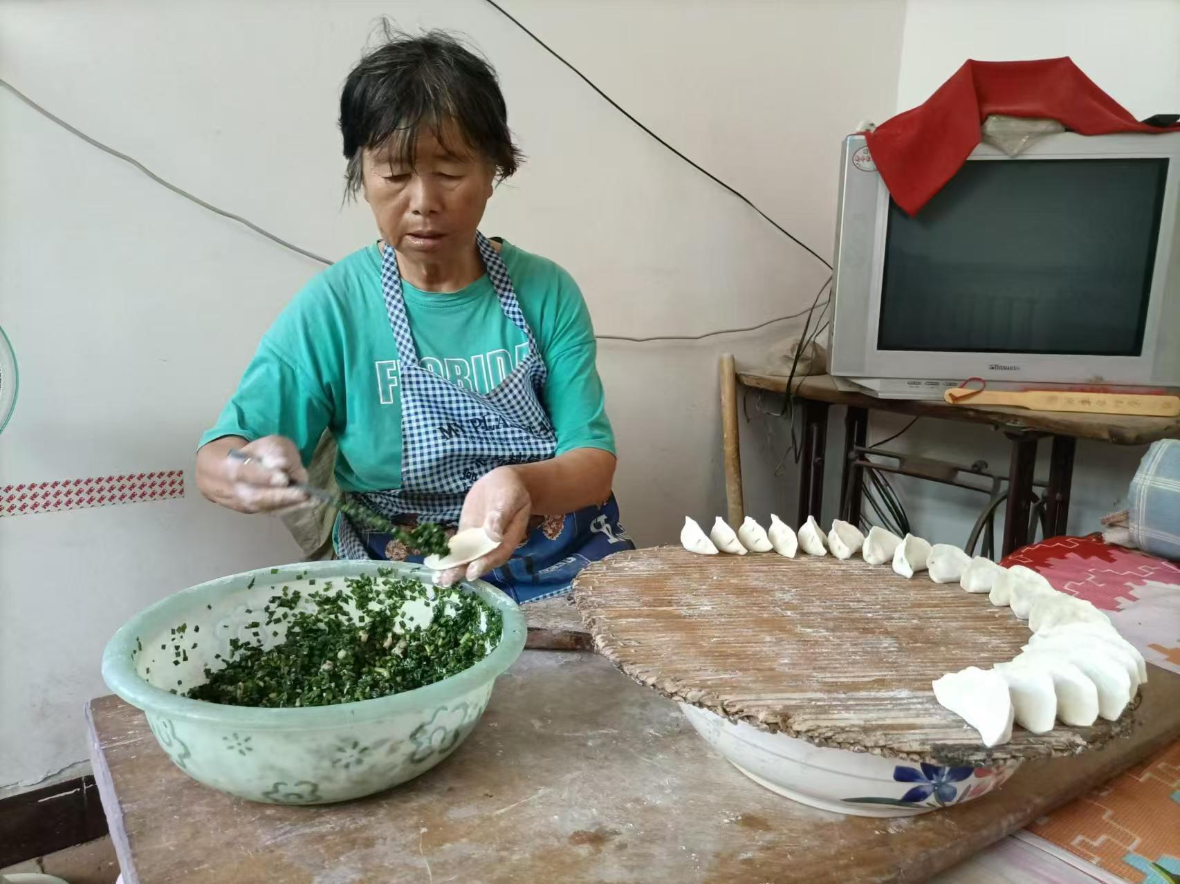 中秋回家母亲一边包饺子一边给我说家里的事,往事浮现岁月催人老