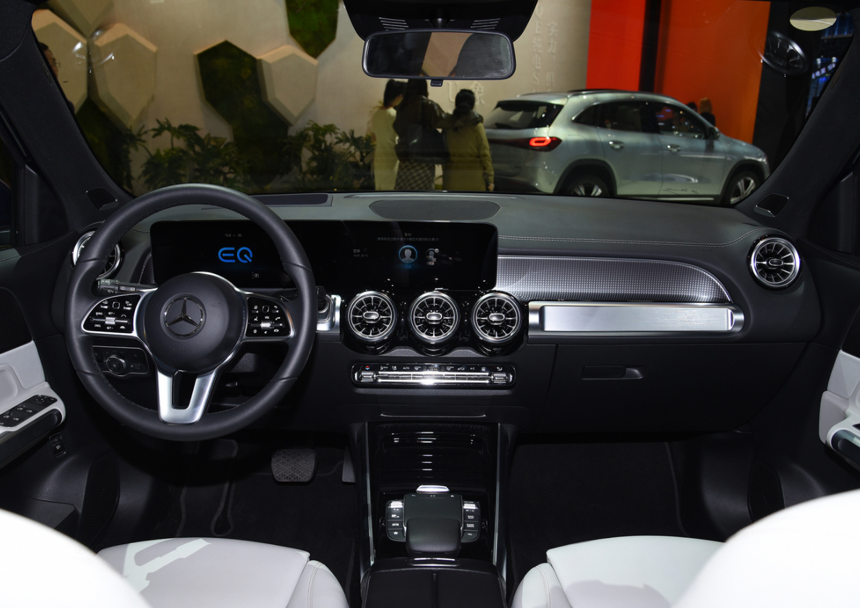 奔驰终于"妥协了"!一口气直降15万,292ps提速6.3s,还看啥crv