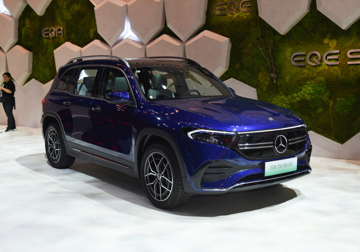 奔驰终于"妥协了"!一口气直降15万,292ps提速6.3s,还看啥crv