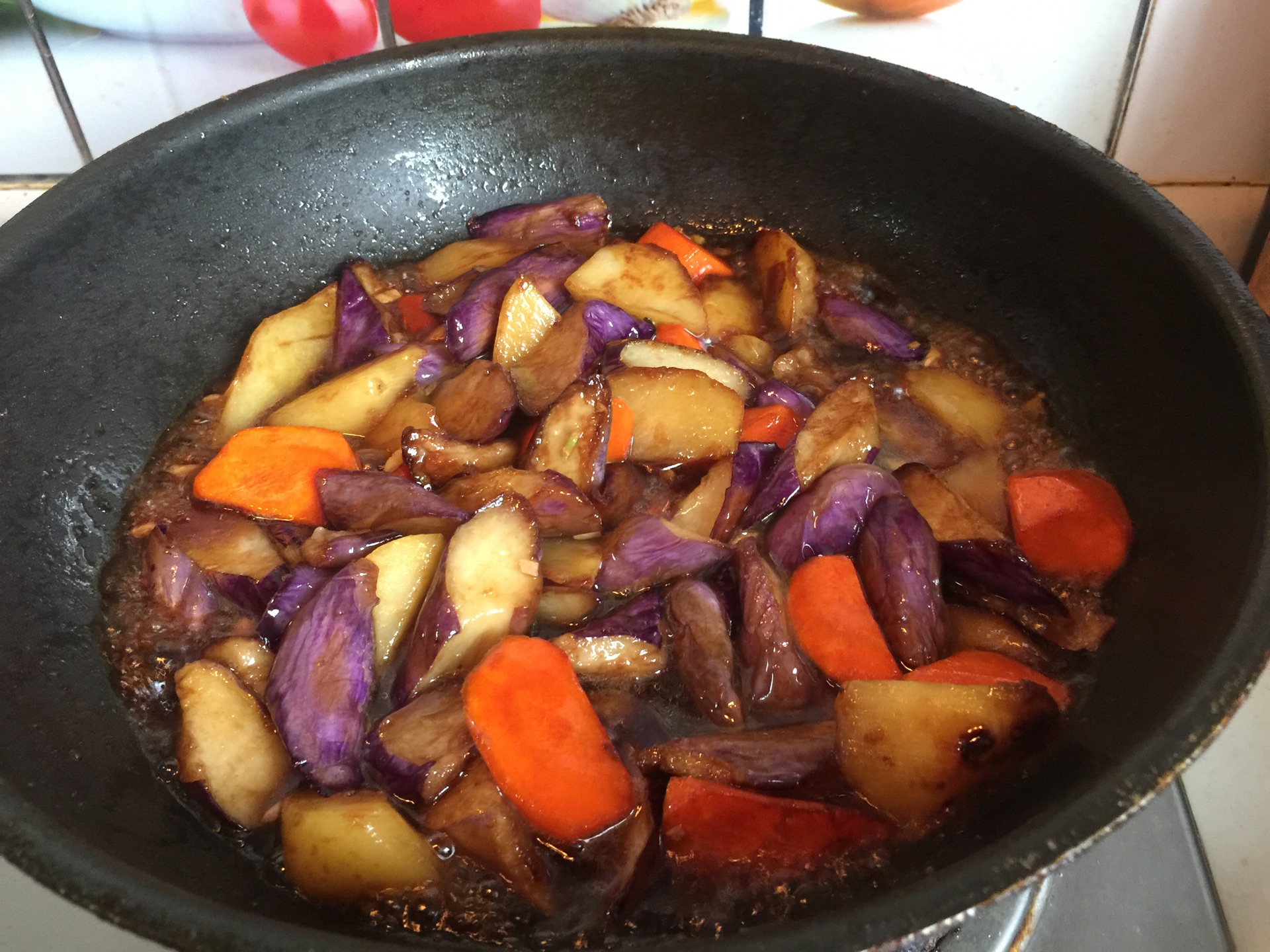 土豆烧茄子这样做太赞,浓郁柔软,香气扑鼻,一勺再一勺停不下来