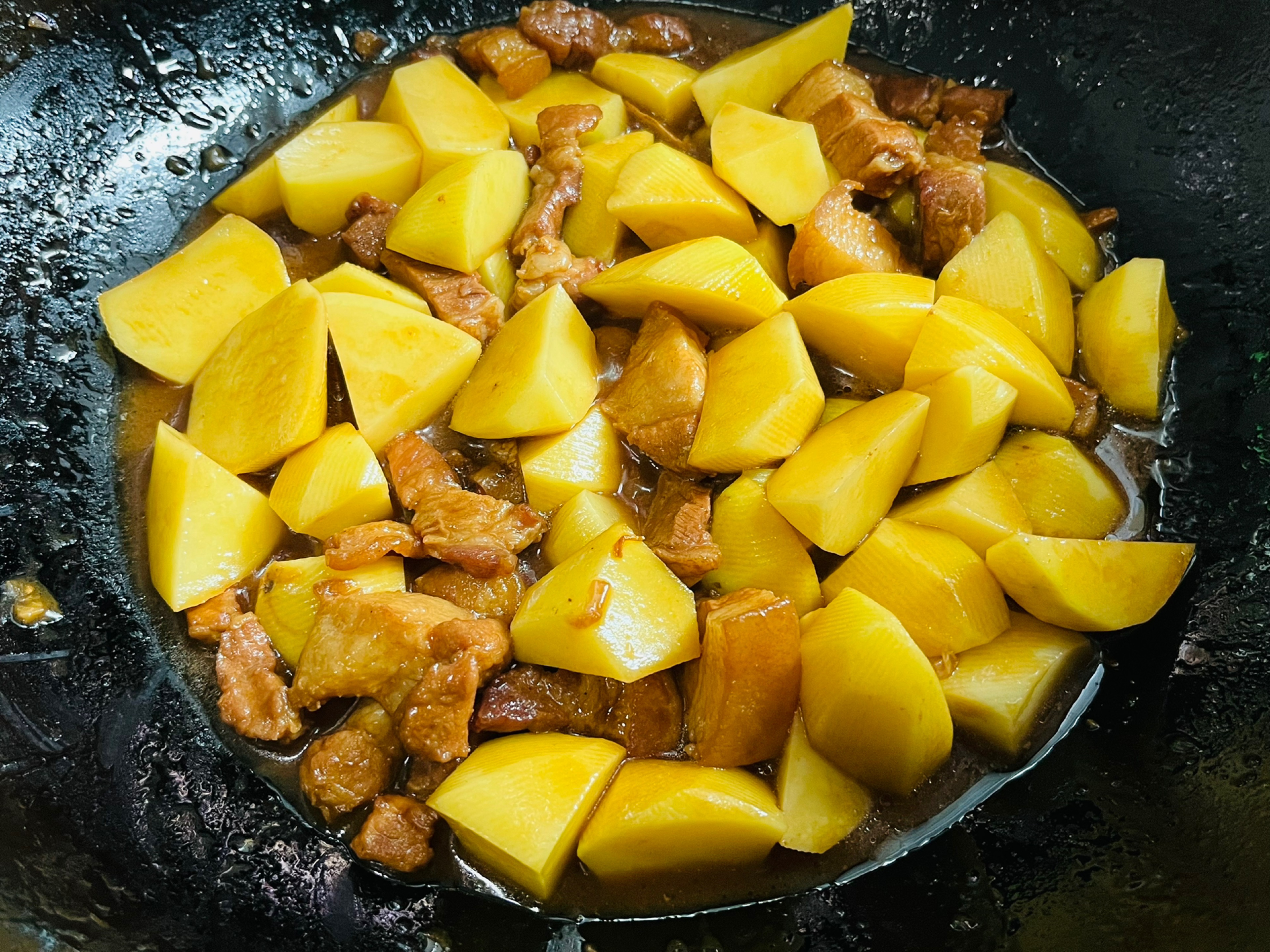 五花肉烧土豆,肉质鲜嫩汁浓,土豆软烂入味,一勺难忘绝不够