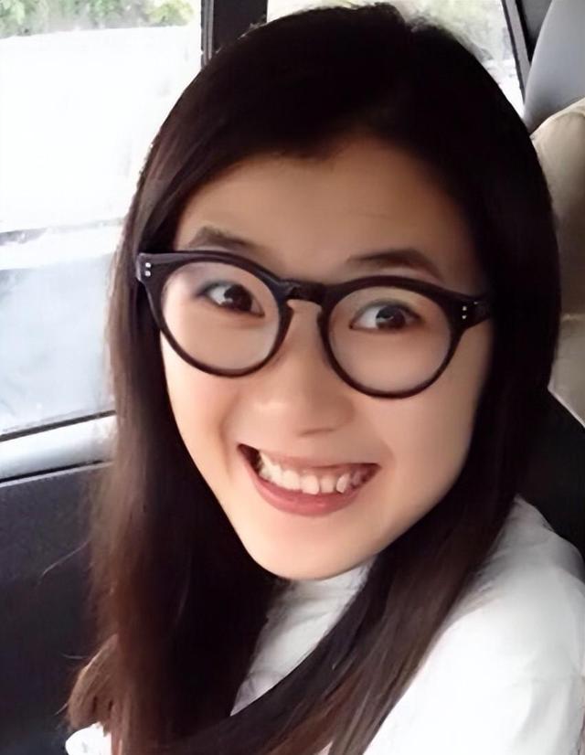 冯小刚养女引争议,容貌神似冯小刚被疑私生女!