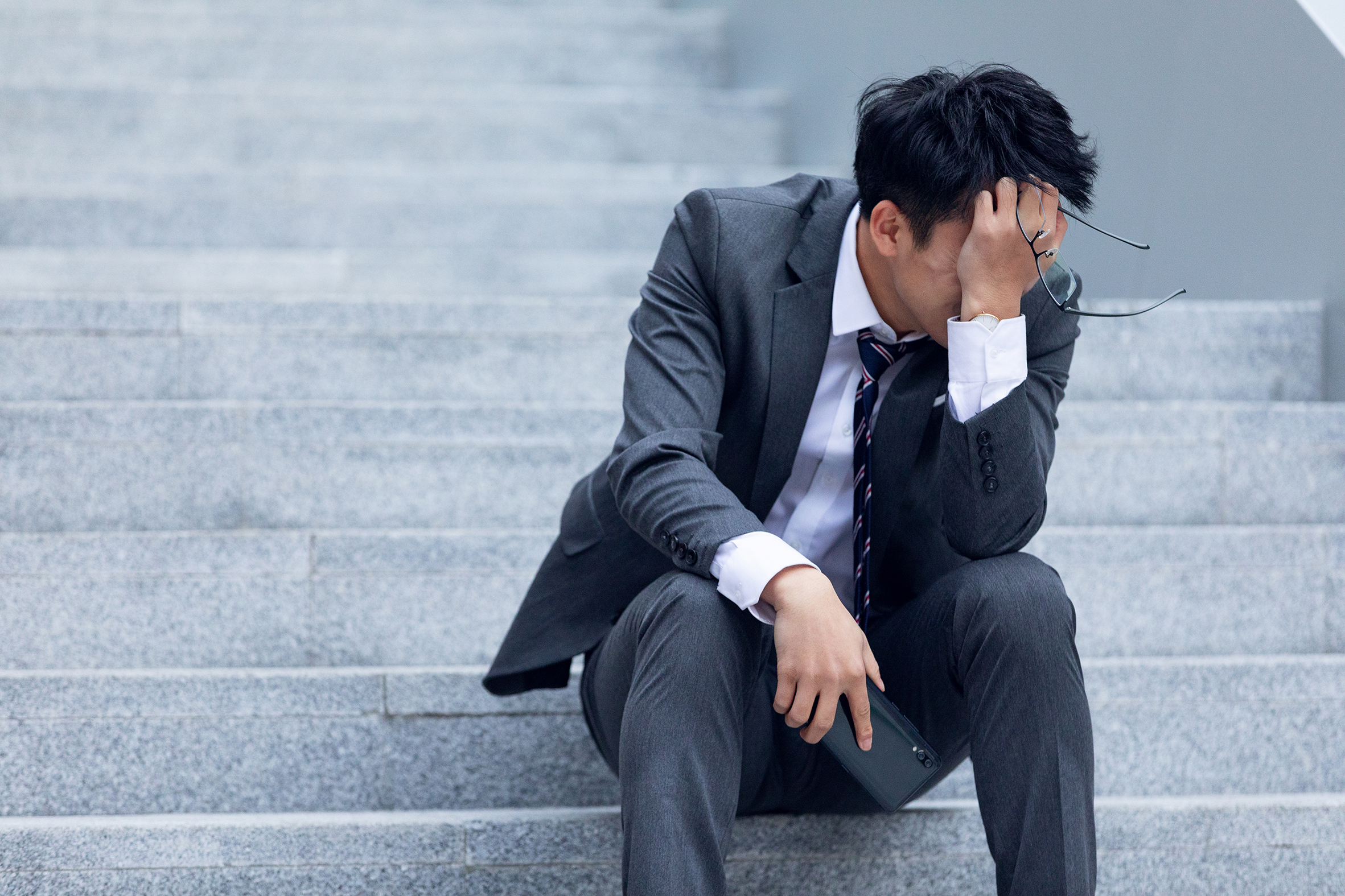 为何很多男人在低谷期期,总是躲避感情?