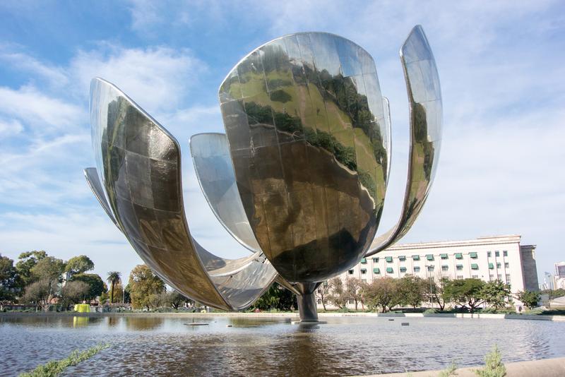 云南雕塑厂家——不锈钢大型镜面花朵雕塑摆件