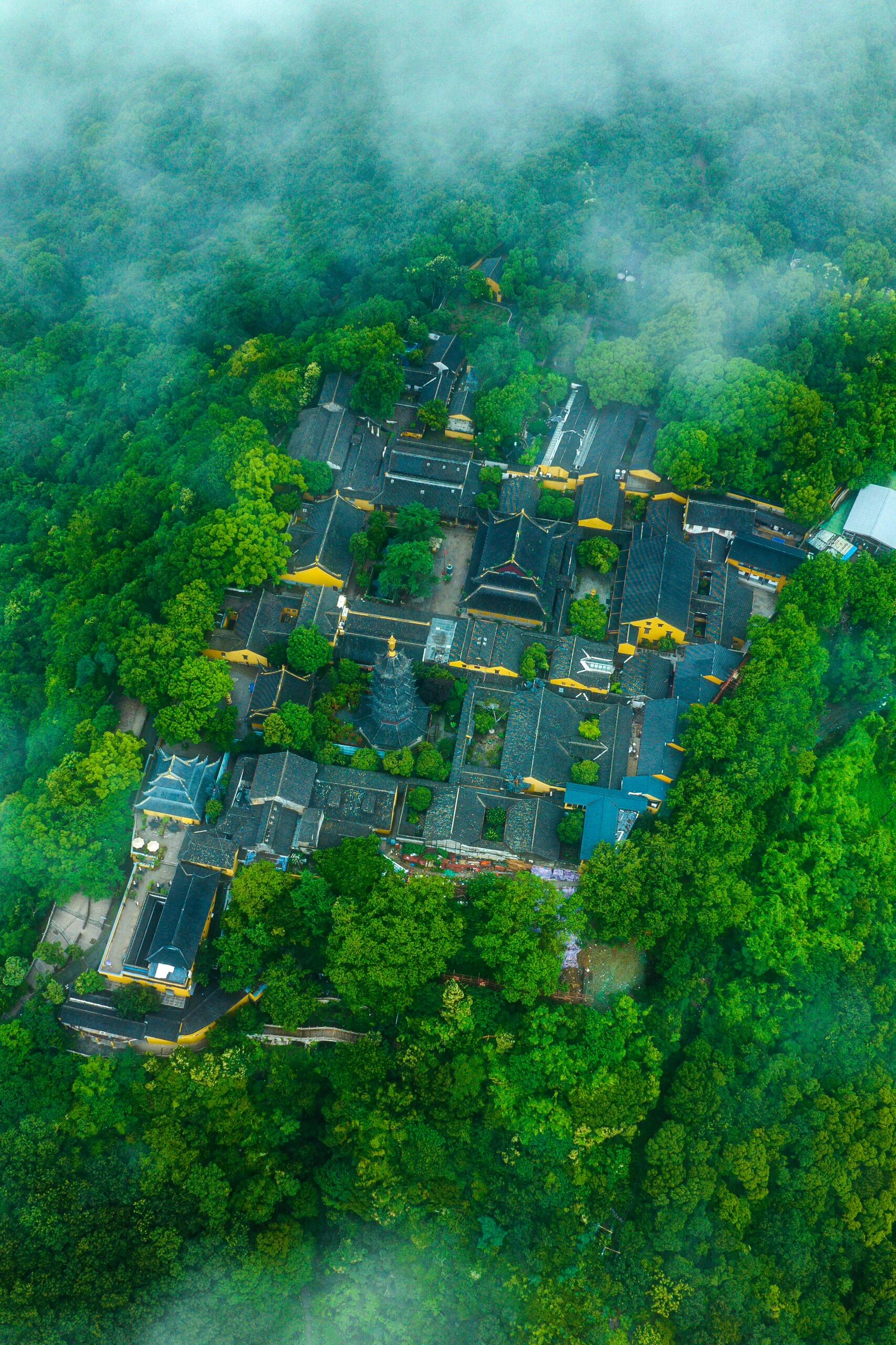 灵岩之巅山寺藏幽等你来寻
