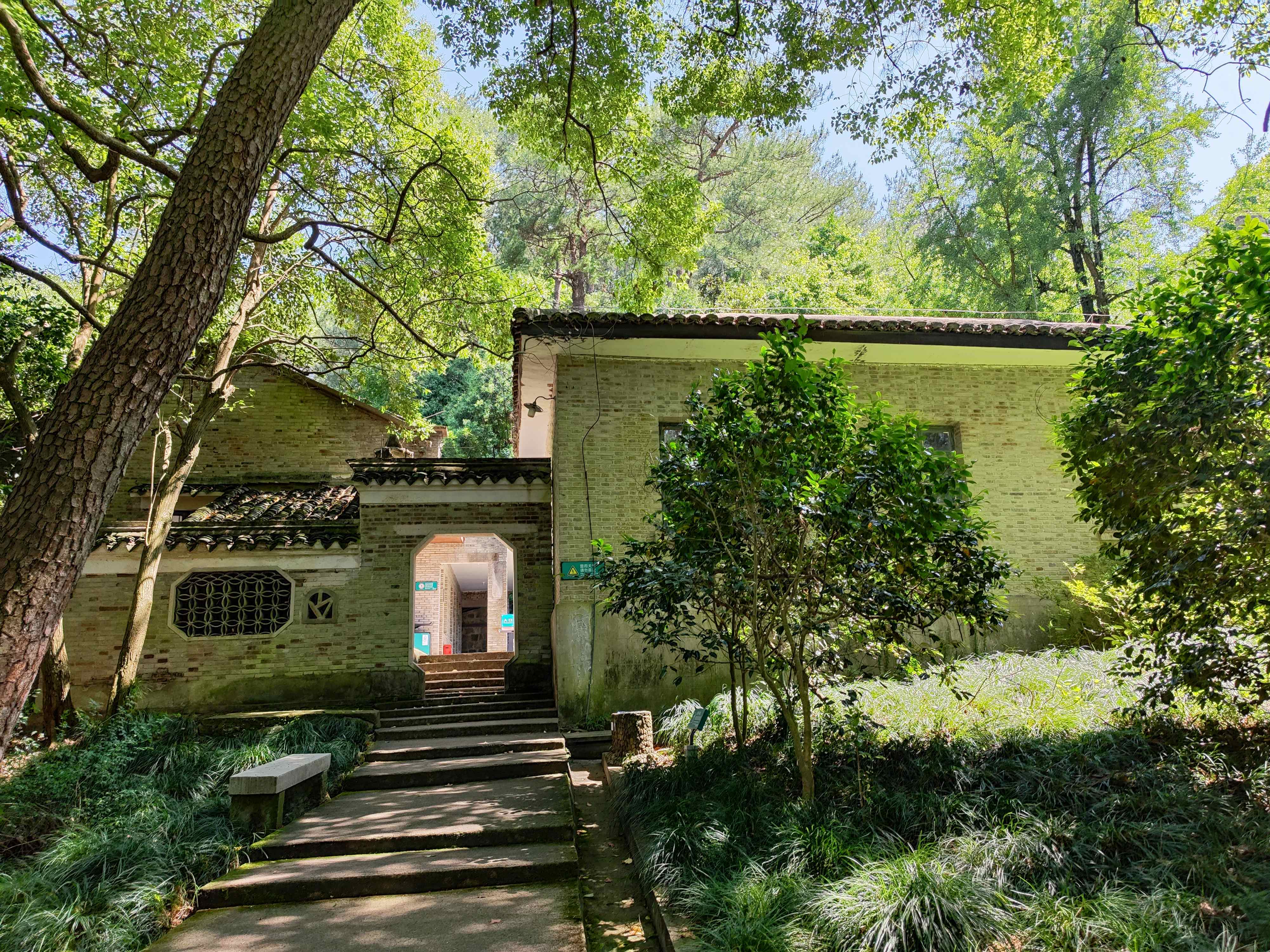 蒋母陵园,慈庵是蒋氏回乡最爱的居住地,在此度过溪口的最后一夜