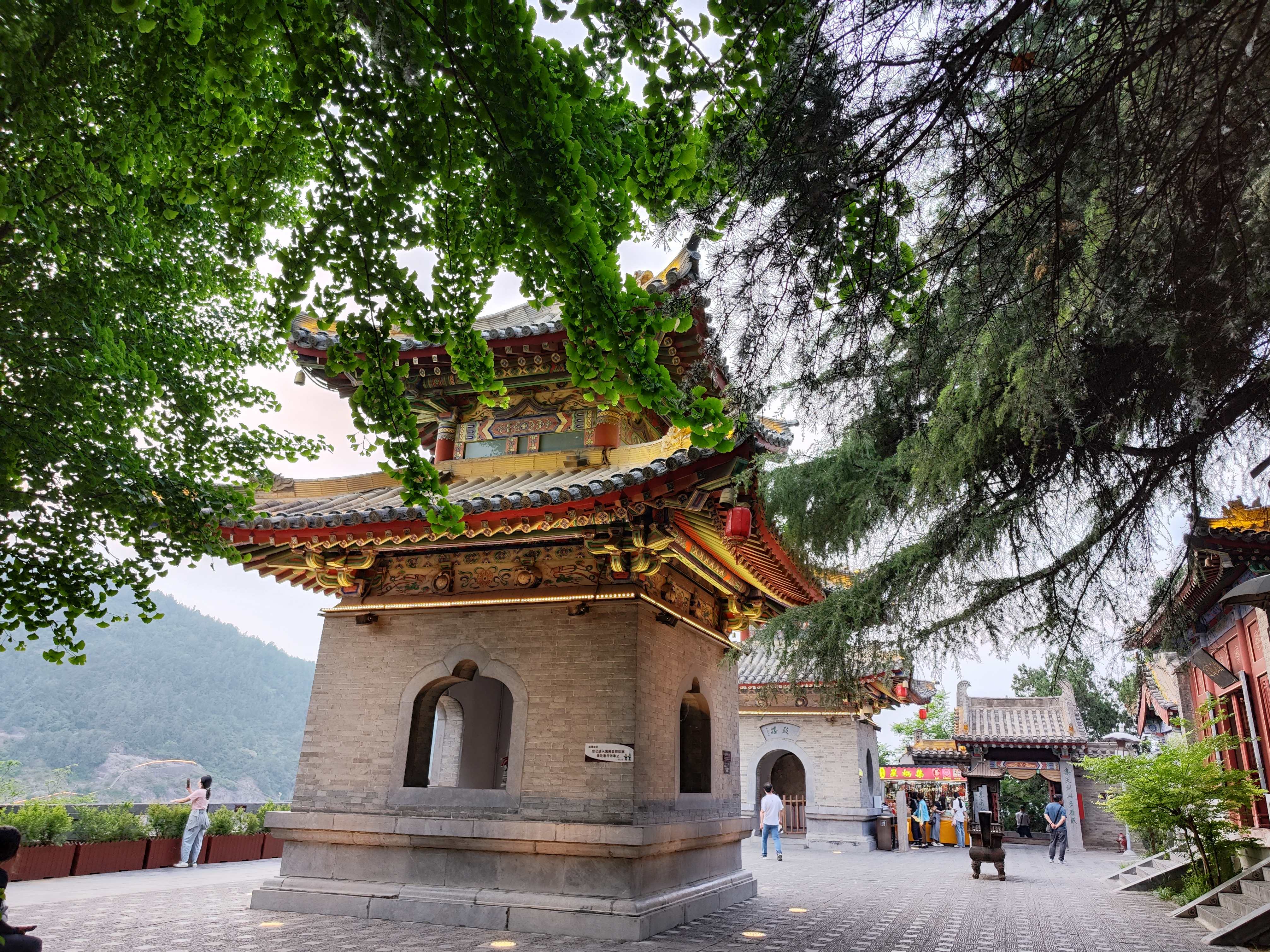 洛阳龙门香山寺,武则天曾坐朝石楼,白居易晚年常在此聚会喝茶