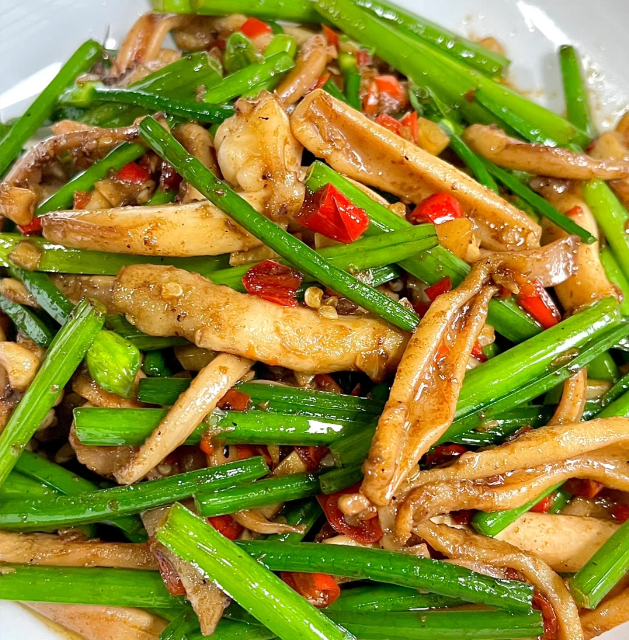 韭菜花和鱿鱼简直是绝配,比起韭菜炒鱿鱼,口感更是出色.韭菜花脆脆