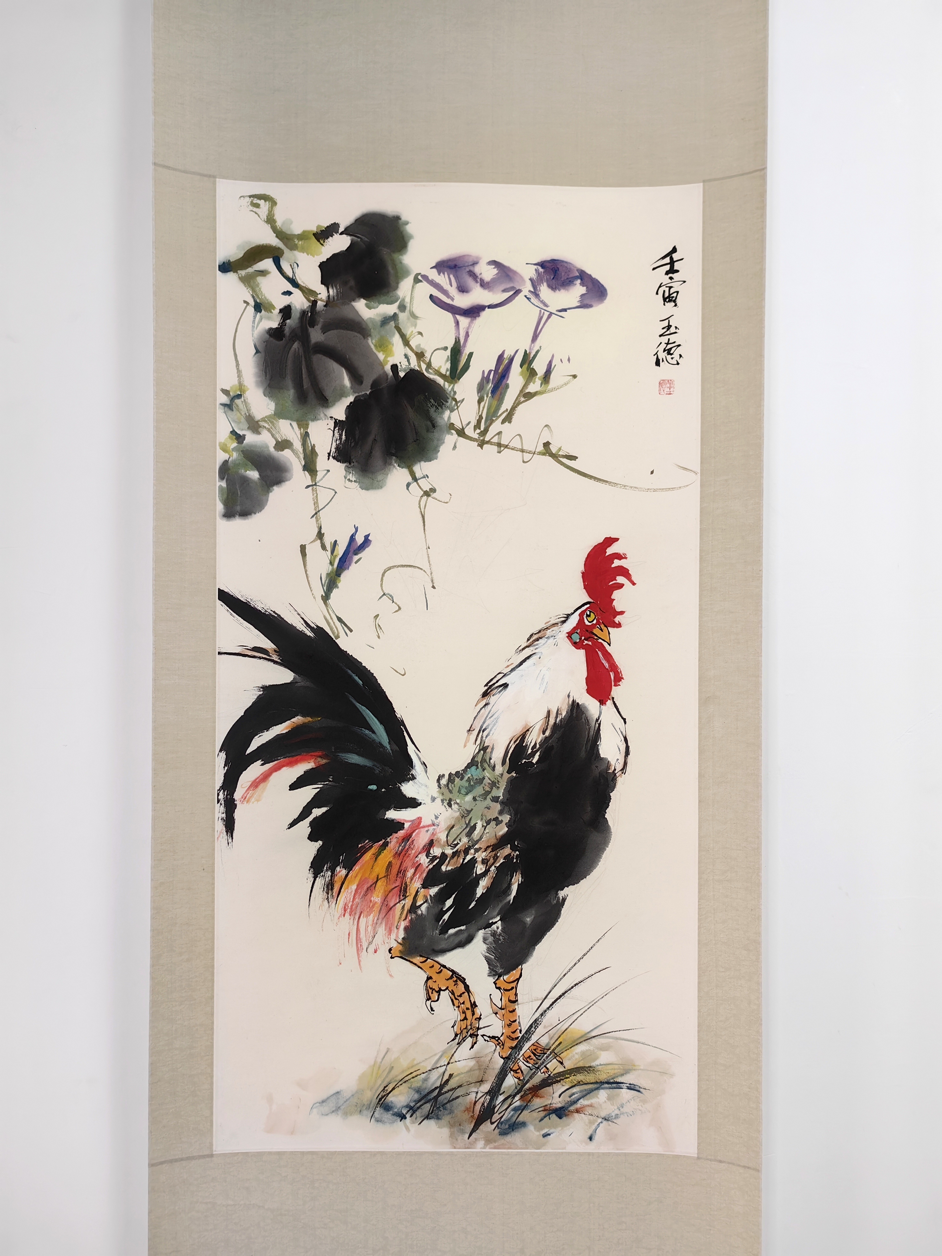 胡玉德老师,一位在国画领域深耕细作的艺术家,以其独树一帜的公鸡小