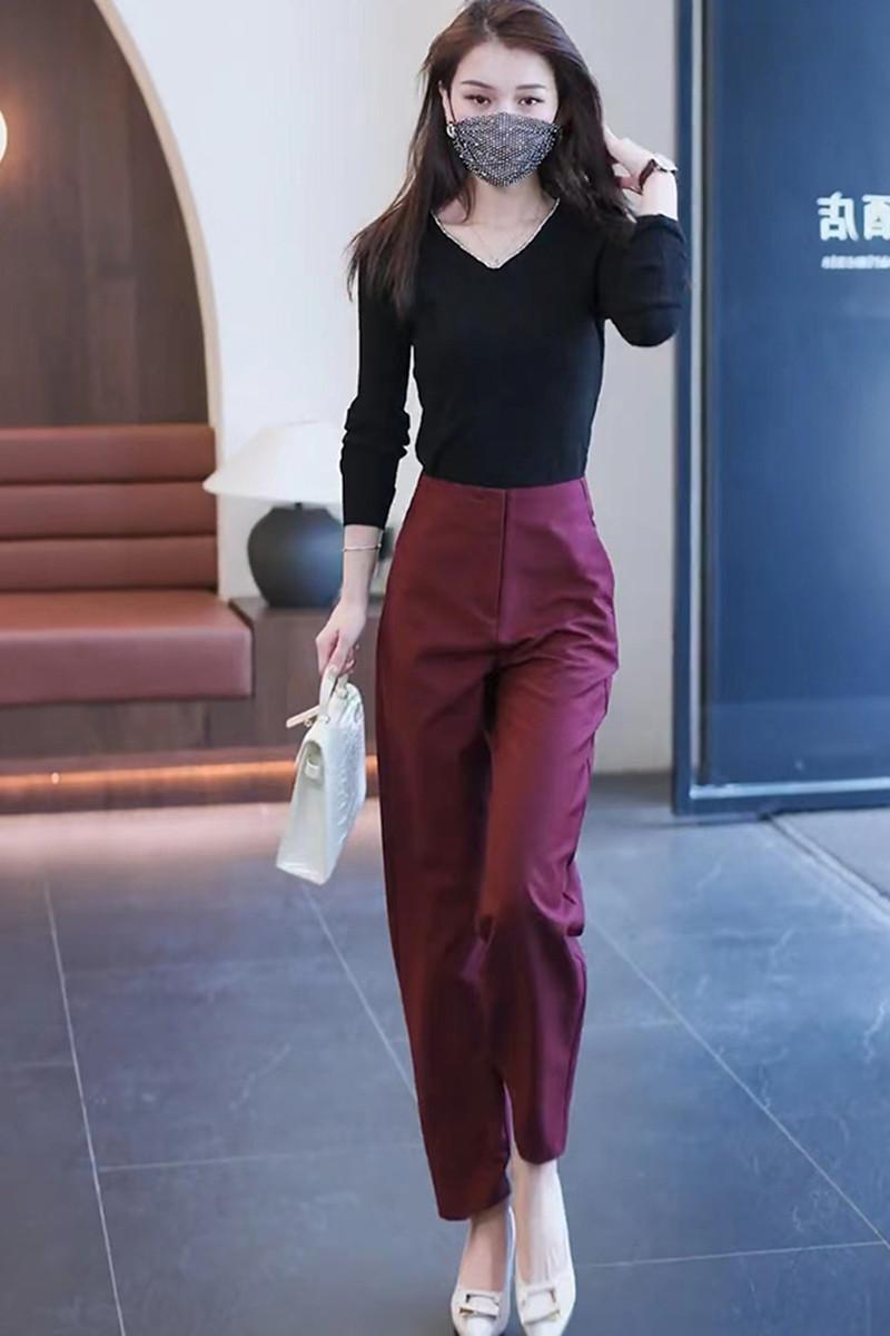 酒红西装配帆布鞋,通勤还能这么出彩?