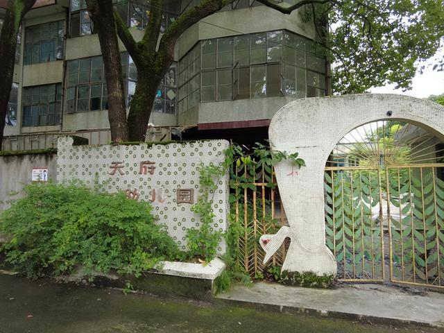 北碚城郊废弃的幼儿园,规模宏大特色鲜明,垃圾遍地却是网红