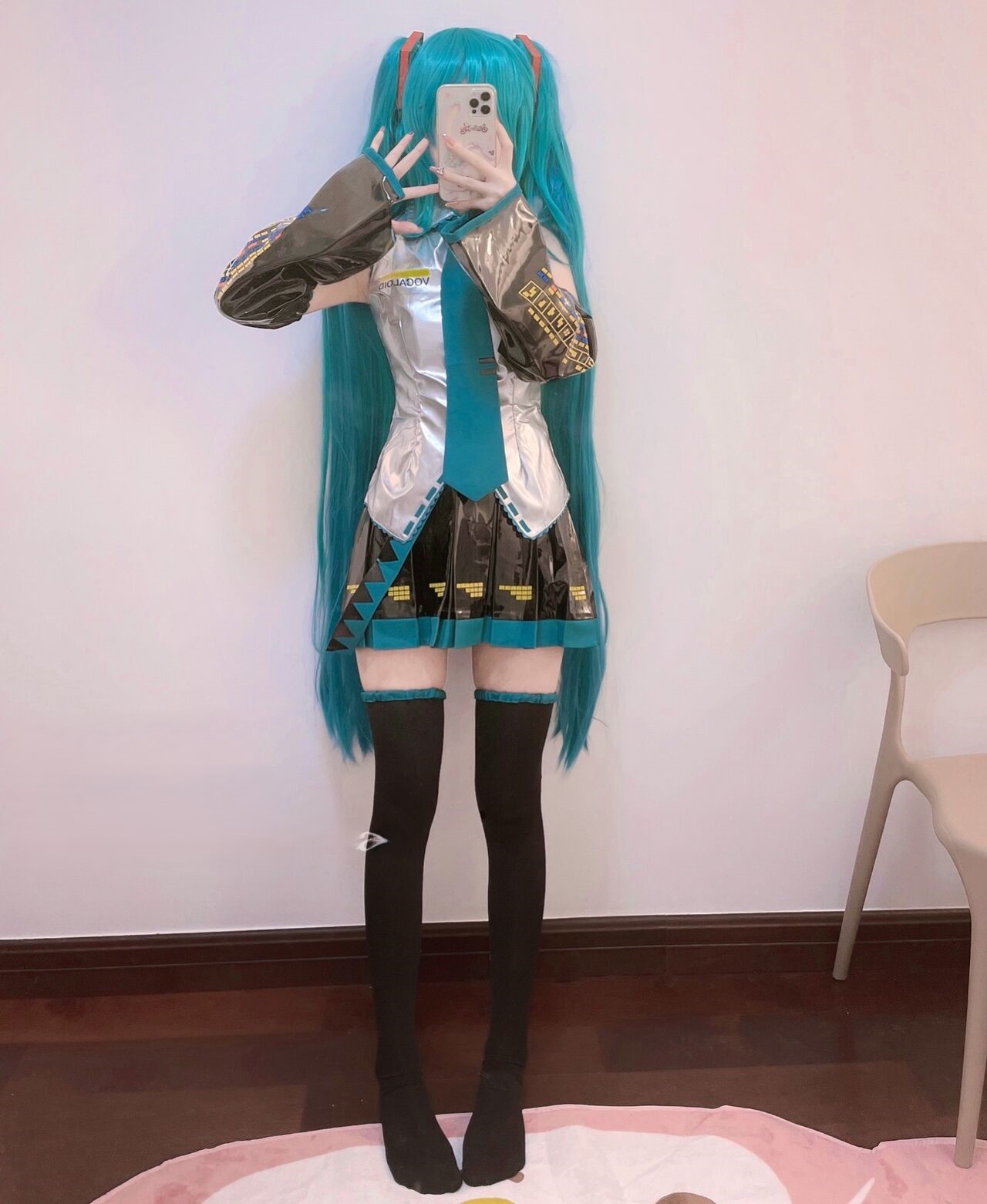 萌白酱一口幼桃COS初音未来写真照图片视频什么梗，未来感服装