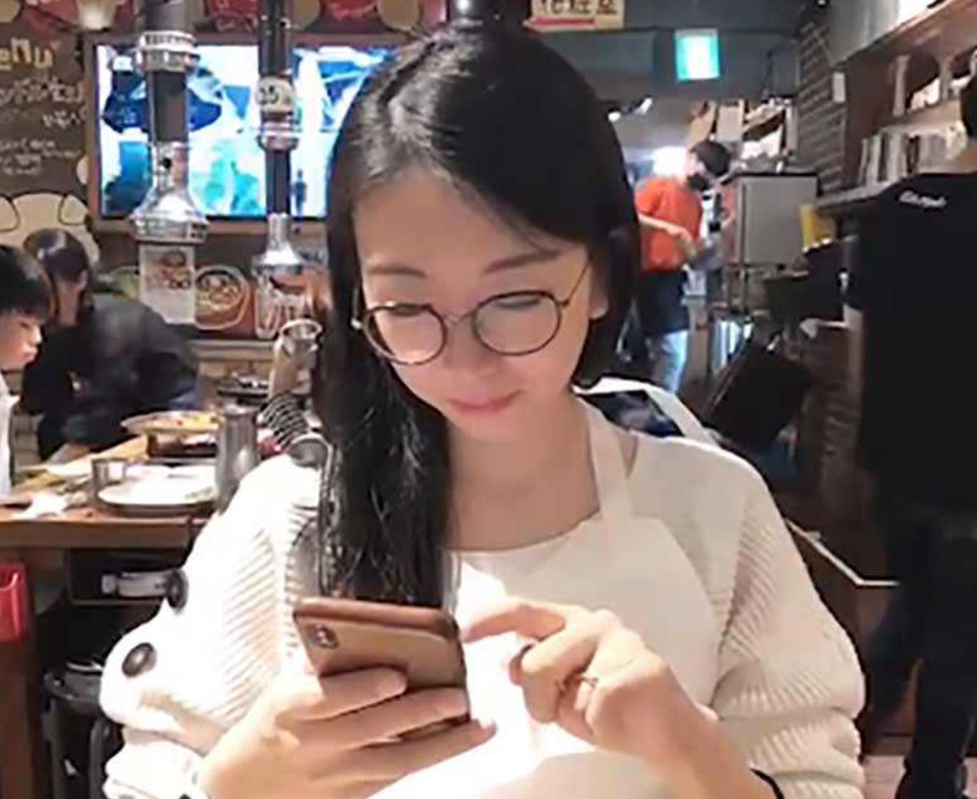 反差眼镜女神吴梦菲火锅店视频Vlog什么瓜，人前女神人后另副样子