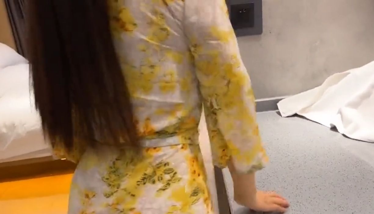 网红andmlove黄色战袍酒店视频什么梗，穿着黄色碎花连衣裙