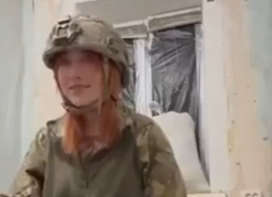 乌克兰女兵前线用炮弹缓解自身压力视频什么瓜，炮弹被当玩具来玩