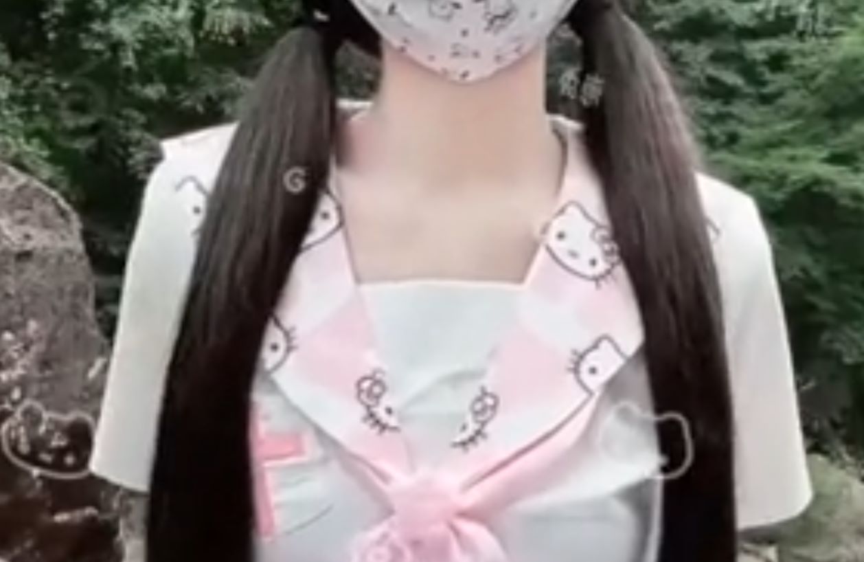 兔崽baby户外小溪边视频什么梗，双马尾粉白JK的兔崽baby