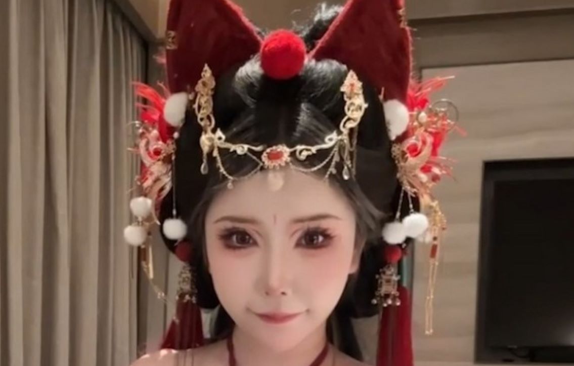 抱走莫子红色小尾巴视频什么梗，COS妩媚撩人的狐妖妲己