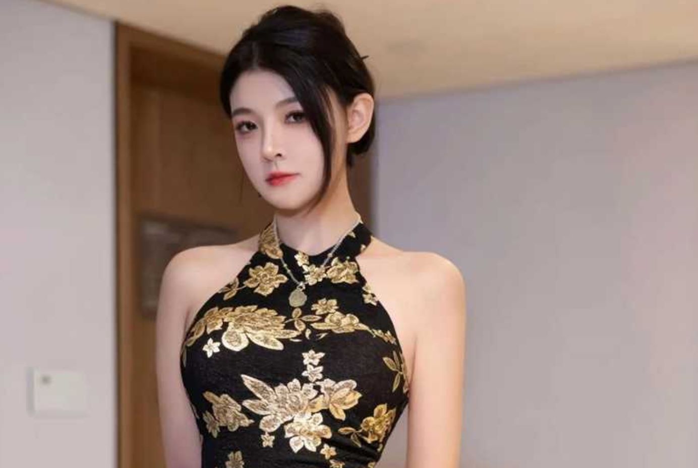 推特猫猫碎冰冰旗袍视频什么梗，金花刺绣的紧身旗袍造型